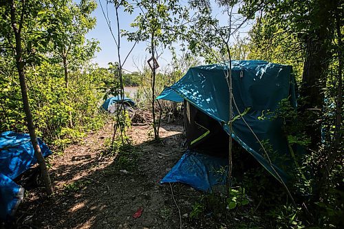 MIKAELA MACKENZIE / FREE PRESS
Tents by the river on Waterfront Drive on Thursday, May 22, 2025.
For Erik story.
Winnipeg Free Press 2025