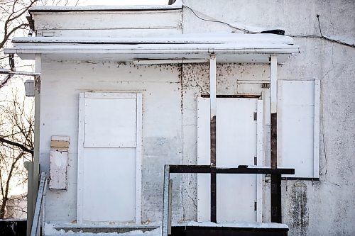 MIKAELA MACKENZIE / FREE PRESS
A vacant house on the 600 block of Flora Avenue, where the WFPS extinguished a fire for the third time in two months Monday morning, in Winnipeg on Tuesday, Dec. 24, 2024.
For Malak story.
Winnipeg Free Press 2024