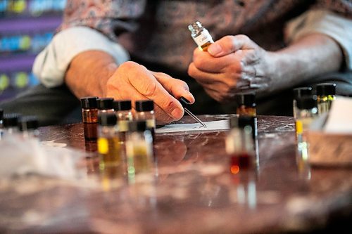 MIKAELA MACKENZIE / WINNIPEG FREE PRESS
Michael O’Malley of La Perfumerie creates a perfume inspired by the smells of Winnipeg on Thursday, June 5, 2025.
For AV story.
Winnipeg Free Press 2025