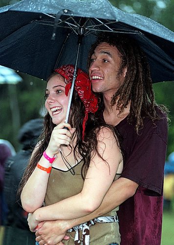 WADE ANDREW/WINNIPEG FREE PRESS Entertainment-July8,99 - Jolen Galaugher (left) & Sam Decter take shelter from the rain at the Folk Fest.
