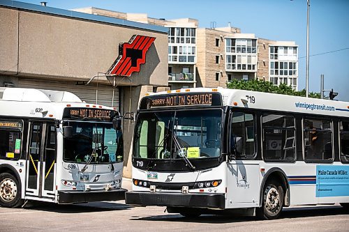 MIKAELA MACKENZIE / FREE PRESS
Winnipeg Transit buses leave the Fort Rouge garage on Wednesday, July 9, 2025.
For — story.
Winnipeg Free Press 2025