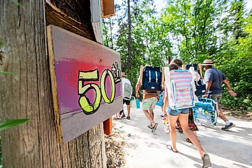 MIKAELA MACKENZIE / FREE PRESS
People walk into Folk Fest as it opens on Thursday, July 10, 2025.
For folk fest story.
Winnipeg Free Press 2025