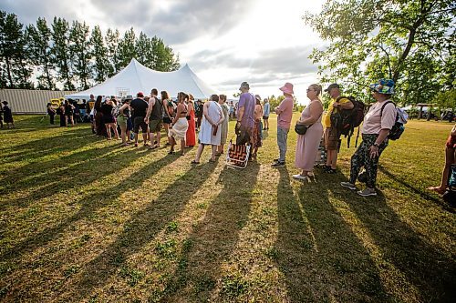 MIKAELA MACKENZIE / FREE PRESS
The merch line at Folk Fest on Thursday, July 10, 2025.
For folk fest story.
Winnipeg Free Press 2025