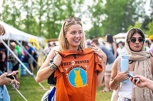 MIKAELA MACKENZIE / FREE PRESS
Ali Cameron shows off her classic Fred Penner t-shirt at Folk Fest on Thursday, July 10, 2025.
For folk fest story.
Winnipeg Free Press 2025