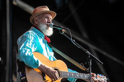 MIKAELA MACKENZIE / FREE PRESS
	
Fred Penner plays on the main stage at Folk Fest on Thursday, July 10, 2025. 

For folk fest story.
Winnipeg Free Press 2025