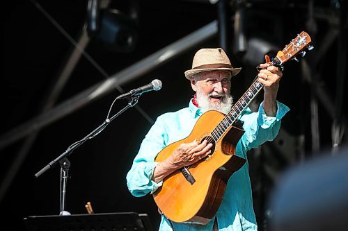 MIKAELA MACKENZIE / FREE PRESS
Fred Penner plays on the main stage at Folk Fest on Thursday, July 10, 2025.
For folk fest story.
Winnipeg Free Press 2025