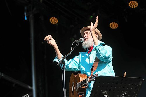 MIKAELA MACKENZIE / FREE PRESS
	
Fred Penner plays on the main stage at Folk Fest on Thursday, July 10, 2025. 

For folk fest story.
Winnipeg Free Press 2025