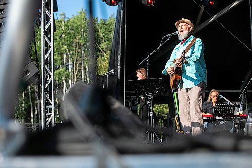 MIKAELA MACKENZIE / FREE PRESS
	
Laura Paley dances as Fred Penner plays on the main stage at Folk Fest on Thursday, July 10, 2025. 

For folk fest story.
Winnipeg Free Press 2025