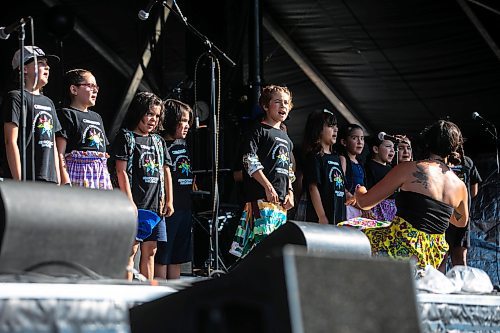 MIKAELA MACKENZIE / FREE PRESS
Indigenous childrens choir Giinawind Riverbend Community School Abinoojiiyag Nagamog sings for the opening blessing at Folk Fest on Thursday, July 10, 2025.
For folk fest story.
Winnipeg Free Press 2025