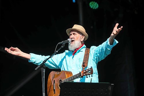 MIKAELA MACKENZIE / FREE PRESS
Fred Penner plays on the main stage at Folk Fest on Thursday, July 10, 2025.
For folk fest story.
Winnipeg Free Press 2025