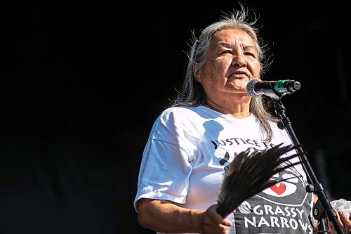 MIKAELA MACKENZIE / FREE PRESS
Grandmother Chickadee Richard does the opening blessing at Folk Fest on Thursday, July 10, 2025.
For folk fest story.
Winnipeg Free Press 2025