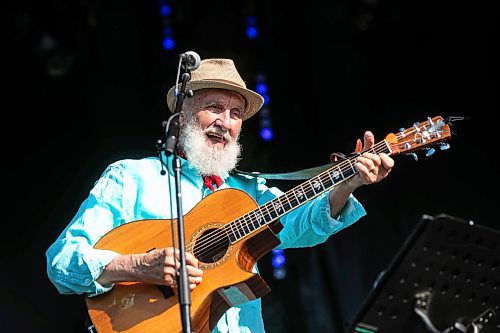 MIKAELA MACKENZIE / FREE PRESS
	
Fred Penner plays on the main stage at Folk Fest on Thursday, July 10, 2025. 

For folk fest story.
Winnipeg Free Press 2025