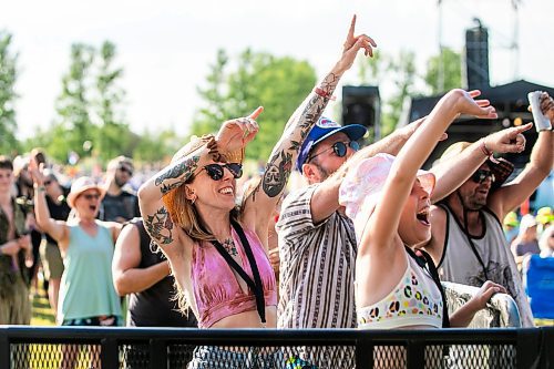 MIKAELA MACKENZIE / FREE PRESS
Laura Paley dances as Fred Penner plays on the main stage at Folk Fest on Thursday, July 10, 2025.
For folk fest story.
Winnipeg Free Press 2025