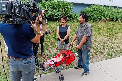 MIKE DEAL / FREE PRESS
Evacuees from Garden Hill FN, Misty Harper, Ryan Little, and daughter, Diane, 1, outside the Winnipeg Soccer Federation North building at 770 Leila Ave Friday morning.
Reporter: Chris Kitching
250711 - Friday, July 11, 2025.