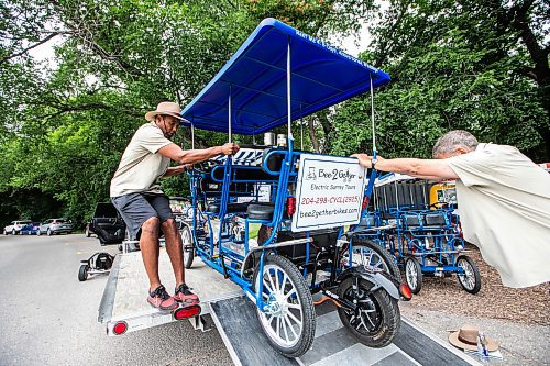 MIKAELA MACKENZIE / FREE PRESS
Chad Celaire, owner of Bee2gether Bikes (left), and tour guide Jan Pedersen unload new electric group touring bikes at Assiniboine Park on Monday, July 14, 2025. Bee2gether Bikes is unrolling Bee2gether Electric Surrey Tours, which are new guided tours of the park.
For Gabby story.
Winnipeg Free Press 2025
