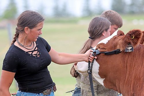 Austin Peters from Rivers holds on to her animal during a cattle judging competition at the Oak River Fair on Monday afternoon. (Matt Goerzen/The Brandon Sun)