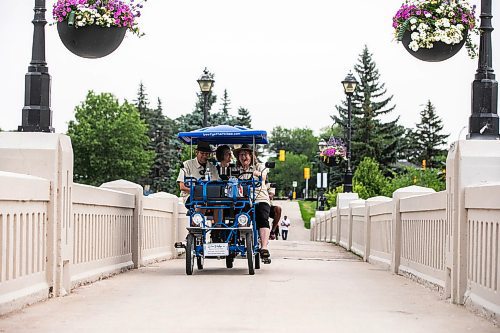 MIKAELA MACKENZIE / FREE PRESS
Jan Pedersen (left) and Kris Stefansson, the first tour guides at Bee2gether Bikes, tour Assiniboine Park on Monday, July 14, 2025. Bee2gether Bikes is unrolling Bee2gether Electric Surrey Tours, which are new guided tours of the park.
For Gabby story.
Winnipeg Free Press 2025