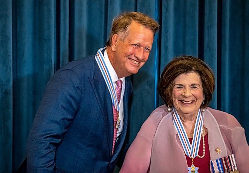 BROOK JONES/FREE PRESS
The Order of Manitoba, Manitoba's highest honour, was presented to 12 recipients during an investiture ceremony in the Manitoba Room at the Manitoba Legislative Building in Winnipeg, Man., Thursday, July 17, 2025. Charlie Spiring (left), who is an investment advisor, is pictured with the Lt.-Gov. Anita Neville, chancellor of the Order of Manitoba, after receiving the Order of Manitoba.