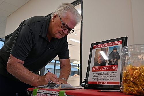 MATTHEW FRANK / FREE PRESS
Keith Squirell signs a petition on creating a national silver alert system on Saturday at McIvor Mall. He's seen many reports of seniors going missing.
