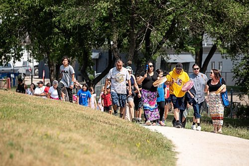 MIKAELA MACKENZIE / FREE PRESS
Drummers Felicia Young (left), Johnny Bighetty, and Shyanne Sinclair lead Leaf Rapids evacuees on a walk to gather at Garbage Hill on Thursday, July 24, 2025.
For Nicole sidebar.
Winnipeg Free Press 2025