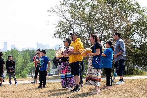 MIKAELA MACKENZIE / FREE PRESS
	
Felicia Young (left), Johnny Bighetty, and Shyanne Sinclair sing and drum as Leaf Rapids evacuees gather at Garbage Hill on Thursday, July 24, 2025.

For Nicole sidebar.
Winnipeg Free Press 2025