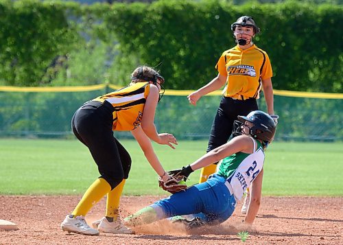Westman Heat shortstop Sydney Dell applies the tag after a laser from catcher Adi Henwood to catch a Bonivital Bolts base runner trying to steal second at under-15 AA softball provincials on Friday. (Thomas Friesen/The Brandon Sun) 