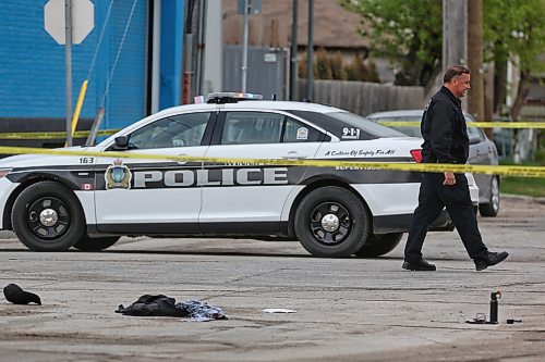 MIKE DEAL / WINNIPEG FREE PRESS
Winnipeg police are reportedly investigating a shooting.
Sherbrook Street is closed to traffic between Logan and Ross avenues this morning.
The Winnipeg Police Service tweeted shortly after 5:15 a.m. that officers had blocked off the location, and yellow tape is up at the scene.
Reports of a shooting could not be confirmed, and police have yet to issue a statement.
180515 - Tuesday, May 15, 2018