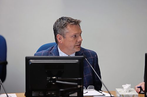 City of Brandon Ward 5 Coun. Greg Hildebrand speaks with Mayor Jeff Fawcett at a regular council meeting on Monday. (Alex Lambert/The Brandon Sun)