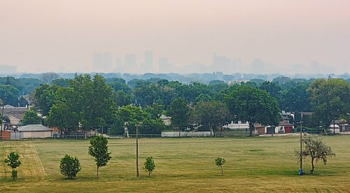 MIKE DEAL / FREE PRESS
A smoke leaden Winnipeg skyline as seen from Garbage Hill (Westview Park) early Monday morning.
Standup
250602 - Monday, June 02, 2025.