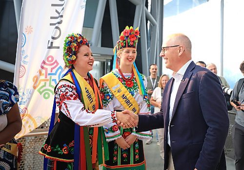 Ruth Bonneville / Free Press
ENT - Folklorama
Mayor Scott Gillingham shakes the hands of the pavilion ambassadors for Folklorama at the official kickoff atThe Leaf Wednesday.
See story by AV Kitching
July 30th, 2025