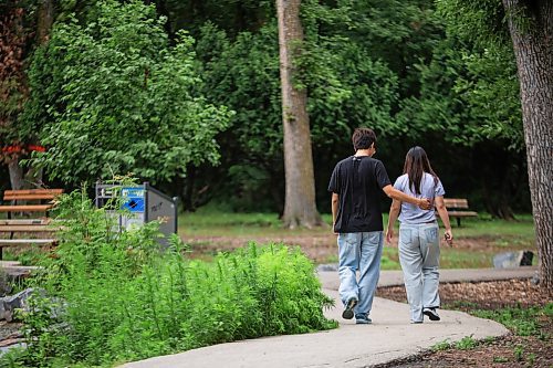 Ruth Bonneville / Free Press
Standup - St. Vital Park (lazy summer day)
A young couple take a leisurely walk around the duck pond at St. Vital Park Wednesday.
Aug 6th, 2025