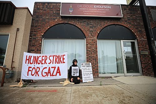 Ruth Bonneville / Free Press 

Local Hunger Strike 

Monique Vermette is on Day 2 of her hunger strike protesting outside the office of Doug Eyolfson, Liberal MP for Winnipeg West Monday.  

See story

Aug 11th,  2025
