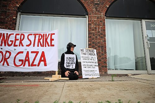 Ruth Bonneville / Free Press 

Local Hunger Strike 

Monique Vermette is on Day 2 of her hunger strike protesting outside the office of Doug Eyolfson, Liberal MP for Winnipeg West Monday.  

See story

Aug 11th,  2025
