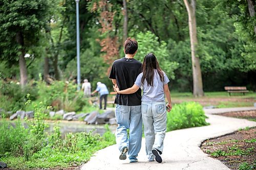 Ruth Bonneville / Free Press 

Standup - St. Vital Park  (lazy summer day)

A young couple take a leisurely walk around the duck pond at St. Vital Park Wednesday.  


Aug 6th,  2025

