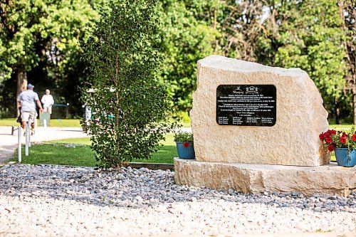 MIKAELA MACKENZIE / FREE PRESS
A commemorative plaque and boulder near the first tee at Windsor Park Golf Course, which is celebrating its 100th anniversary, on Wednesday, Aug. 13, 2025.
For Dave Sanderson story.
Winnipeg Free Press 2025