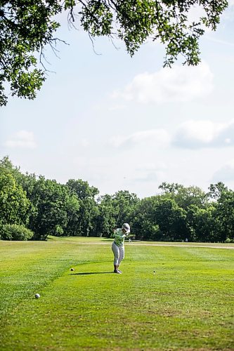 MIKAELA MACKENZIE / FREE PRESS
Yvette Lanthier tees off at Windsor Park Golf Course, which is celebrating its 100th anniversary, on Wednesday, Aug. 13, 2025.
For Dave Sanderson story.
Winnipeg Free Press 2025