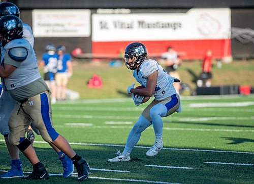 BROOK JONES/FREE PRESS
Winnipeg Rifles running back Kaiden Banfield (No. 34) is pictured running with a football during a play at the team's practice at Maple Grove Rugby Park in Winnipeg, Man., Wednesday, Aug. 13, 2025. The Rifles of the Canadian Junior Football League take on the Edmonton Wildcats in Sherwood Park, Alta., Sunday, Aug. 17.