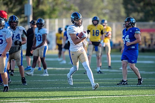 BROOK JONES/FREE PRESS
Winnipeg Rifles running back Kaiden Banfield (No. 34) is pictured running with a football during a play at the team's practice at Maple Grove Rugby Park in Winnipeg, Man., Wednesday, Aug. 13, 2025. The Rifles of the Canadian Junior Football League take on the Edmonton Wildcats in Sherwood Park, Alta., Sunday, Aug. 17.