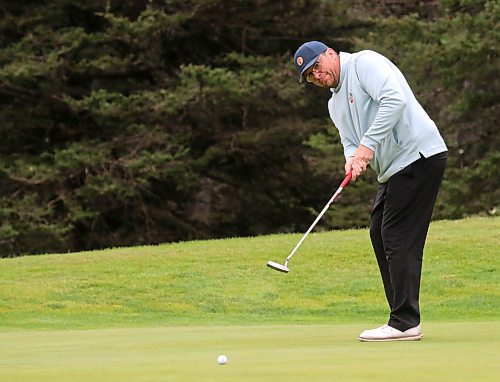 Two-time champ Dustin Dyck putts on the fifth hole. (Thomas Friesen/The Brandon Sun)