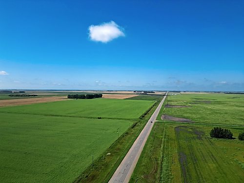 19082025
Traffic makes its way along Highway 2 west of Souris, Manitoba on a sunny Monday. Spruce Woods NDP candidate Ray Berthelette said he would advocate strongly for the province to repave Highway 2 between Souris and Deleau.
(Tim Smith/The Brandon Sun)