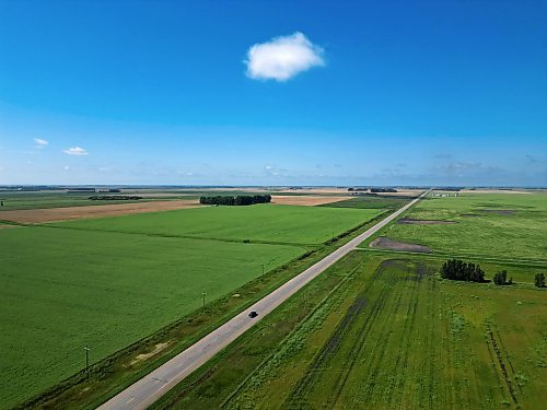 19082025
Traffic makes its way along Highway 2 west of Souris, Manitoba on a sunny Monday. Spruce Woods NDP candidate Ray Berthelette said he would advocate strongly for the province to repave Highway 2 between Souris and Deleau.
(Tim Smith/The Brandon Sun)