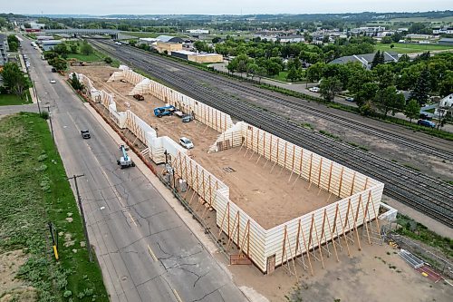 21082025
Work continues on a nearly 40,000-square-foot indoor pickleball and tennis facility along Pacific Avenue on Thursday.
(Tim Smith/The Brandon Sun)