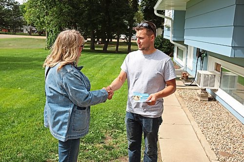 22082025
Manitoba Progressive Conservative candidate Colleen Robbins shakes hands with Alex Curle on Charles Avenue in Spruce Woods while out door knocking and meeting voters on Friday ahead of Tuesday’s Spruce Woods byelection. (Tim Smith/The Brandon Sun)
