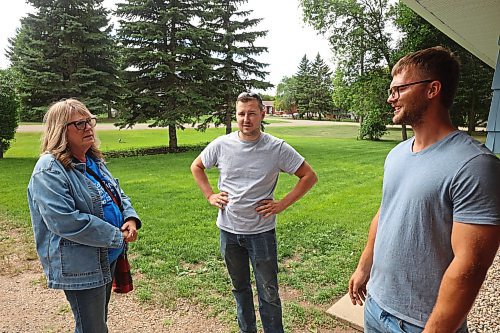 22082025
Manitoba Progressive Conservative candidate Colleen Robbins chats with Alex Curle and his brother-in-law Brett Foster, at Foster’s home on Charles Avenue in Spruce Woods while out door knocking and meeting voters on Friday ahead of Tuesday’s Spruce Woods byelection. (Tim Smith/The Brandon Sun)