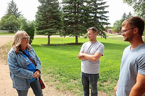 22082025
Manitoba Progressive Conservative candidate Colleen Robbins chats with Alex Curle and his brother-in-law Brett Foster, at Foster’s home on Charles Avenue in Spruce Woods while out door knocking and meeting voters on Friday ahead of Tuesday’s Spruce Woods byelection. (Tim Smith/The Brandon Sun)