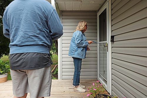 22082025
Manitoba Progressive Conservative candidate Colleen Robbins talks to a Spruce Woods constituent on Charles Avenue while out door knocking and meeting voters on Friday ahead of Tuesday’s byelection. (Tim Smith/The Brandon Sun)