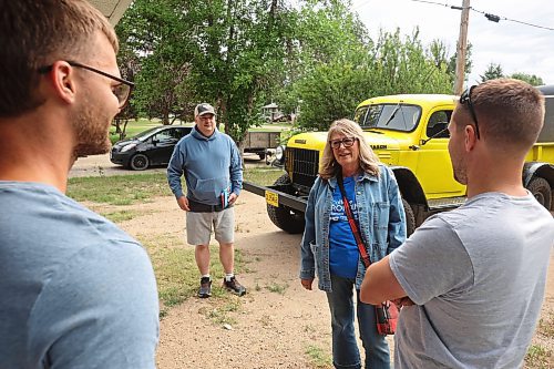 22082025
Manitoba Progressive Conservative candidate Colleen Robbins, along with volunteer Duncan Hamilton, chat with Brett Foster, and his brother-in-law Alex Curle, at Foster’s home on Charles Avenue in Spruce Woods while out door knocking and meeting voters on Friday ahead of Tuesday’s Spruce Woods byelection. (Tim Smith/The Brandon Sun)