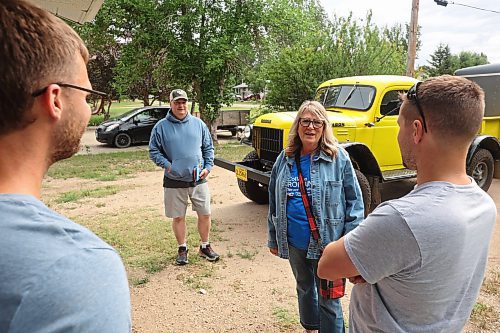 22082025
Manitoba Progressive Conservative candidate Colleen Robbins, along with volunteer Duncan Hamilton, chat with Brett Foster, and his brother-in-law Alex Curle, at Foster’s home on Charles Avenue in Spruce Woods while out door knocking and meeting voters on Friday ahead of Tuesday’s Spruce Woods byelection. (Tim Smith/The Brandon Sun)