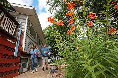 22082025
Manitoba Progressive Conservative candidate Colleen Robbins and volunteer Duncan Hamilton visit homes on Charles Avenue in Spruce Woods on Friday to meet voters ahead of Tuesday’s Spruce Woods byelection. (Tim Smith/The Brandon Sun)