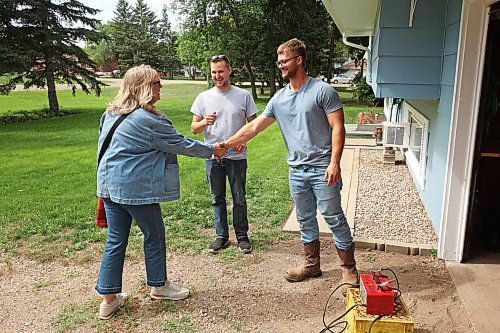 22082025
Manitoba Progressive Conservative candidate Colleen Robbins meets Alex Curle and his brother-in-law Brett Foster, at Foster’s home on Charles Avenue in Spruce Woods while out door knocking and meeting voters on Friday ahead of Tuesday’s Spruce Woods byelection. (Tim Smith/The Brandon Sun)
